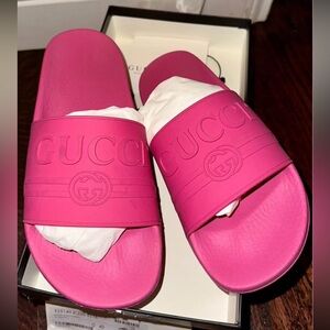 Gucci Pink Sandals with Iconic Logo and Textured Sole